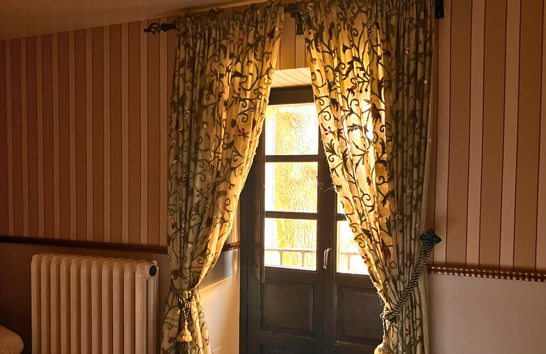 habitacion-superior-rayas-ventana-hotel-palacio-de-cutre