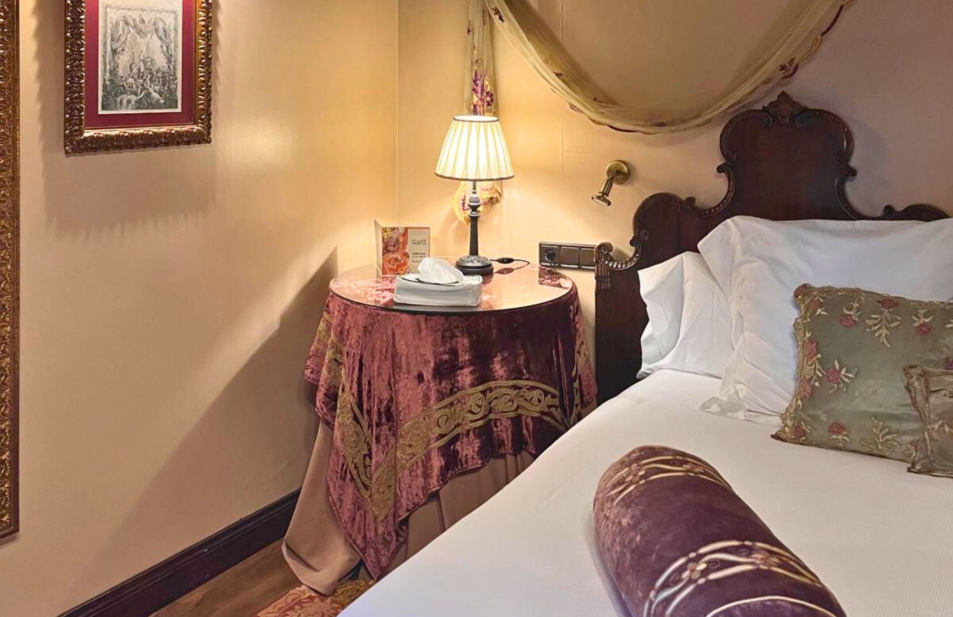 suite-la-regenta-hotel-palacio-de-cutre-detalle-mesilla