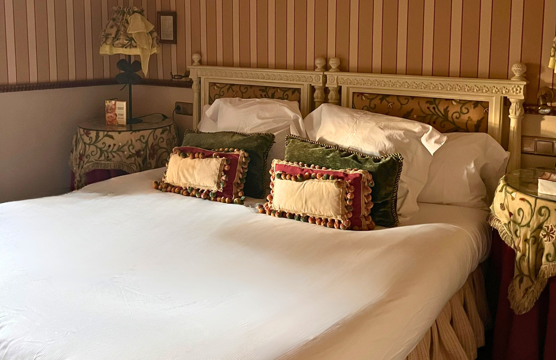 habitacion-superior-rayas-cama-hotel-palacio-de-cutre